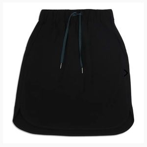 Lululemon “on the fly” black skirt size 2